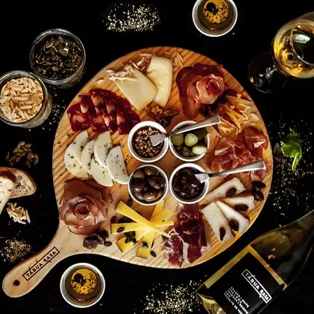 Queijo & Chouriço Board